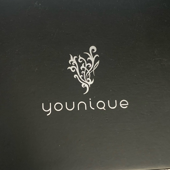 Younique magnetic box with display case and 12 charms - Picture 2 of 4